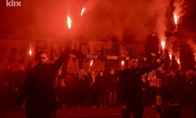 Detalj sa sinoćnjeg odavanja počasti ubijenom Farisu Pendeku u Sarajevu (Foto: I. Š./Klix.ba)